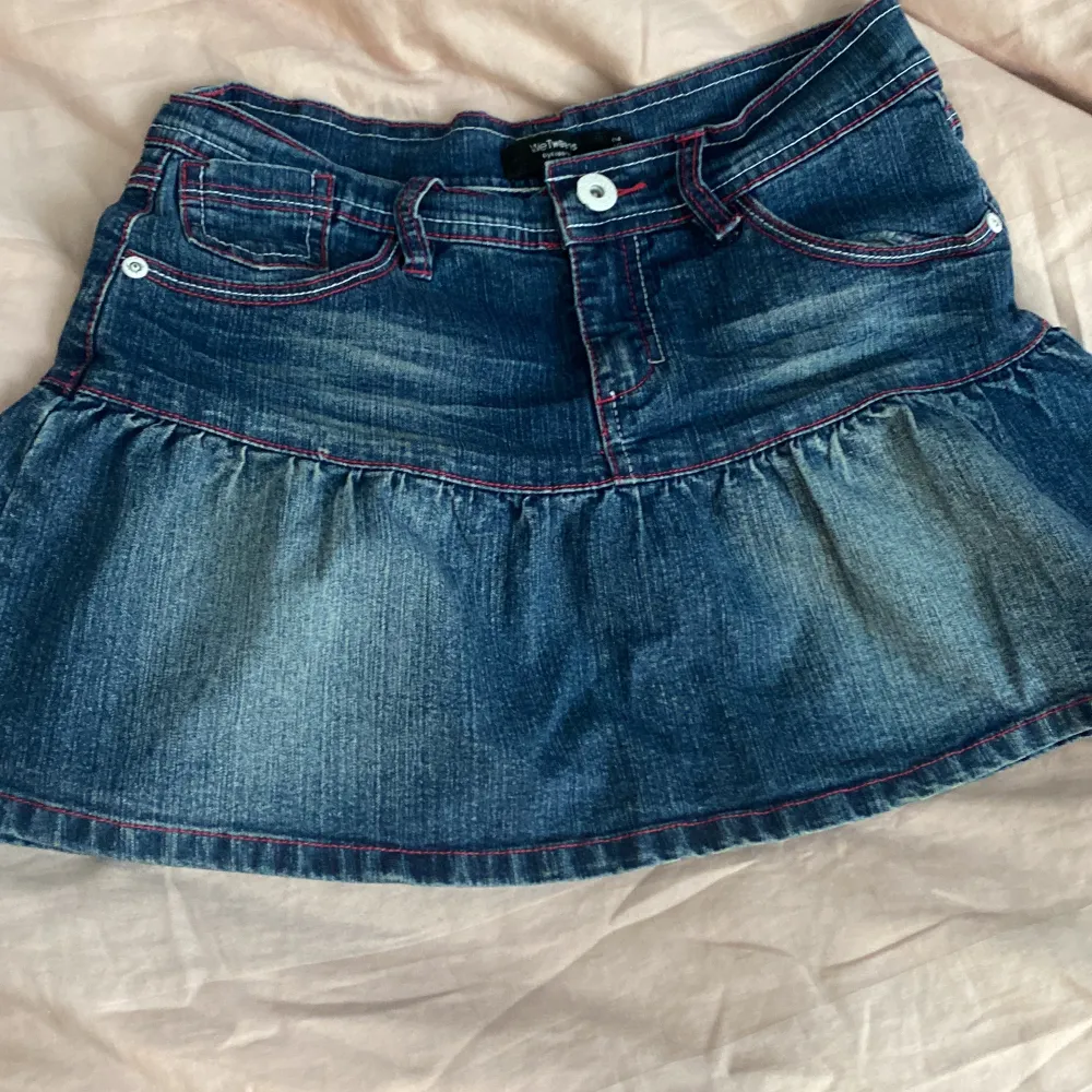 (Kontakta innan köp) säljer denna jeans kjol i storlek 152 funkar som xs också! Rakt över midjan ungefär 35cm. 💕 ganska använd men inga fläckar eller märken! ❤️säljer för runt 450kr! ❤️. Kjolar.