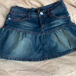 (Kontakta innan köp) säljer denna jeans kjol i storlek 152 funkar som xs också! Rakt över midjan ungefär 35cm. 💕 ganska använd men inga fläckar eller märken! ❤️säljer för runt 450kr! ❤️