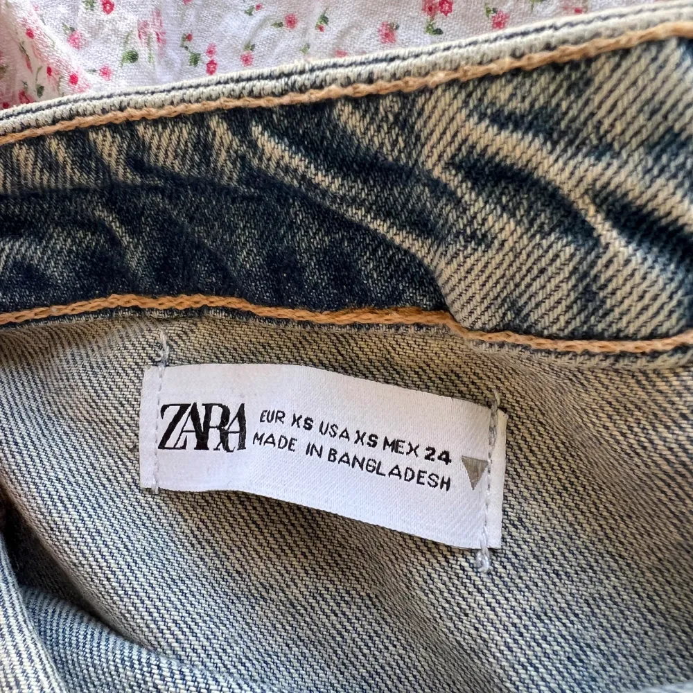 Säljer denna supersöta jeansklänning från Zara. Endast testad, inte använd annars, har bara legat i garderoben. Säljer då den är förstor för mig, har vanligtvis xs/s men den sitter inte som jag önskar.   Skriv för frågor 🧡. Klänningar.
