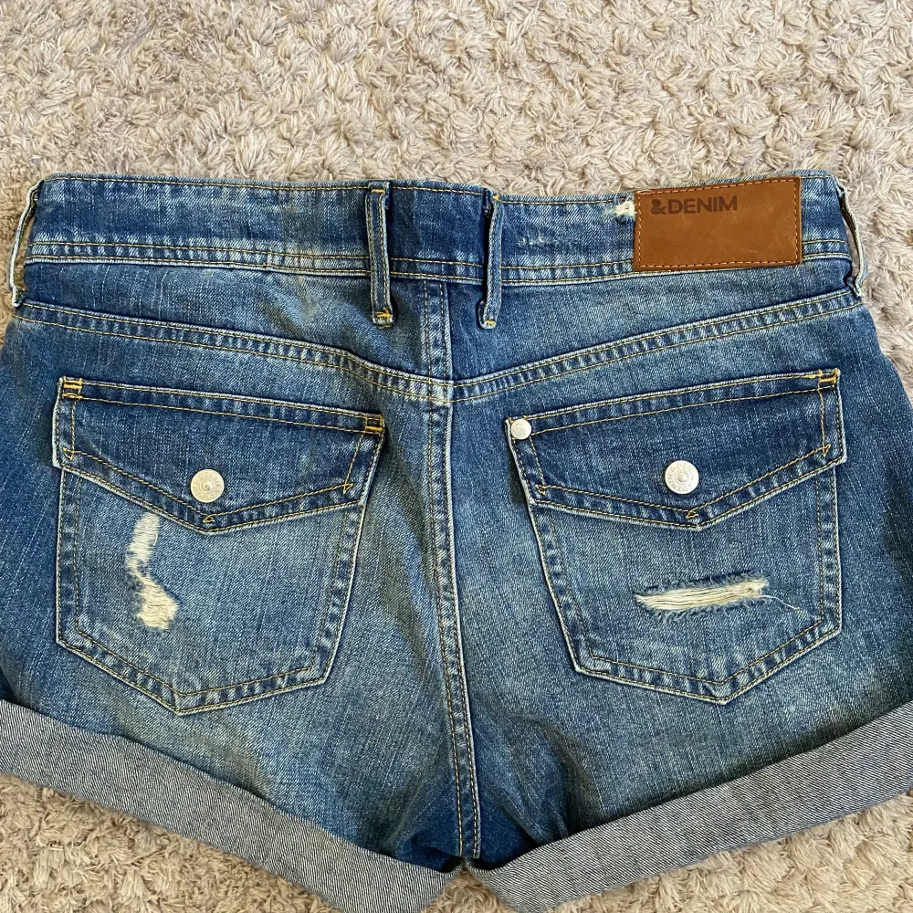 Lågmidjade jeansshorts från H&M i storlek eu 34/ xs . Inga defekter. Jättefin färg till sommaren! • low waist. 💕 . Shorts.