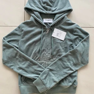 Juicy couture teal hoodie - Helt ny och oanvänd juicy couture hoodie med etiketten kvar på. Köpt för 1099 kr men säljer den för lite billigare.   Brand new and unused juicy hoodie with the tag still on. Bought for 1099 kr but selling it for cheaper.