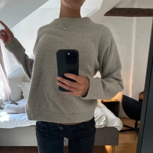 Stickad tröja - Säljer denna stickade tröja då den inte kommer till användning längre💛