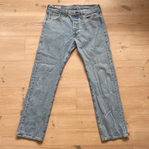 501 Original Ljus Blå Jeans - Ett sköna par ljusa Levi’s jeans till sommaren. Mått är 32w 30l. Säljer pga för stora och använder inte. Använda max 10 gånger. 