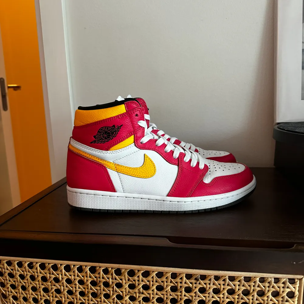 Säljer ett par Nike Air Jordan 1 Retro High OG 'light fusion red' i storlek 42. Skorna är i gott skick och har endast använts ett fåtal gånger. . Skor.