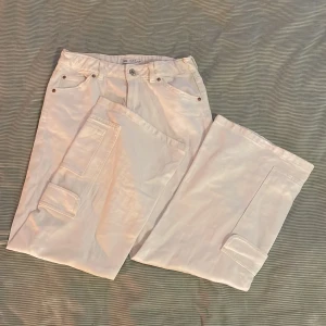 Vita cargo jeans - Aldrig använda. Inga defekter förekommer. Storlek 164. Köpare står för frakt.