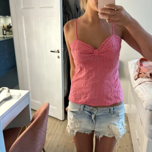 Sommartopp - Sååå fin topp t sommaren, har en dragkedja på vänster sida som man stänger ❣️❣️❣️ inga defekterrr, lappen där är bortklippt men skulle säga storlek xs/S!