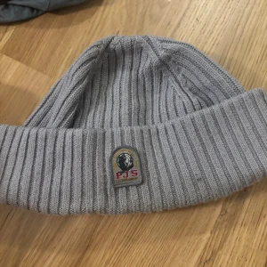 Parajumpers mössa - Säljer denna feta pjs beanie som är köpt på Miinto.  Den är i bra skick