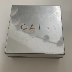 Caia loose setting powder - Pyttelite använd, så nästan oanvänd. I färgen honey glow. 