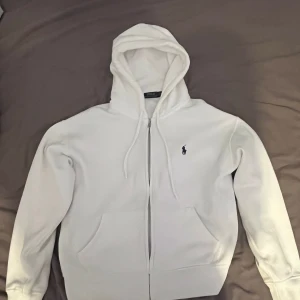 Tjena,säljer denna polo Ralph lauren zip hoodien  - Bra skick och sitter bra, inte sliten någon stans. OBS har nån fläck i luvan men går lätt att ta bort  