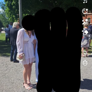 Klänning  - Klänningen är använd 1 gång. Säljer för 300kr ny pris 599kr helt i ny skick inga fläckar.