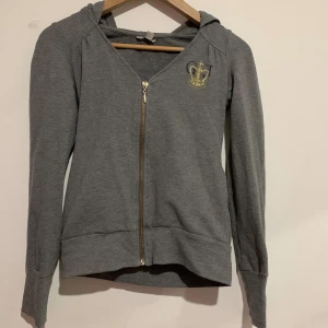 guess zip up  - grå kofta från guess liknar juciy i storleken S den är i bra skick förutom att trycket är lite slitet men inget som syns(bild 3) ❗️möts bara upp ❗️