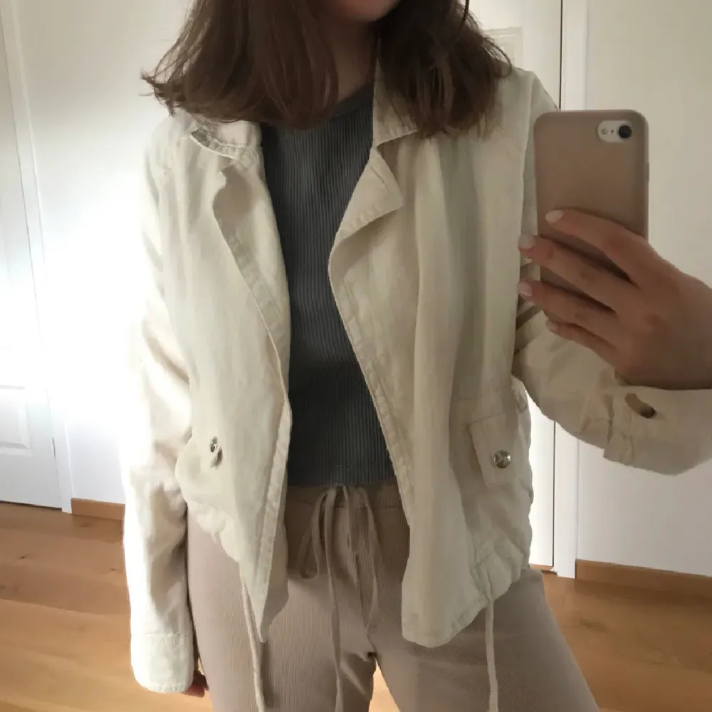 Jacka från Bershka i linnematerial, perfekt till sommaren. Använd 1 gång 💕 Nyskick. . Takit.