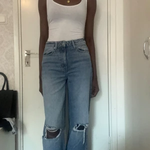 Blåa Baggy Jeans Med 2 Hål - Den här har jag haft på mig ett par gånger. Jag tycker dock inte att jag ser särskilt bra ut med den här typen av jeans därför tänker jag sälja den. 