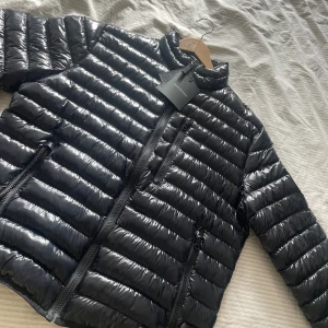 Peak performance Jacka - Snygg stilren jacka, aldrig använd, etiketterna sitter fortfarande på. Storlek