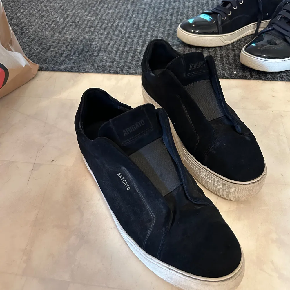 Axel Arigato 360 Laceless sneakers är en modern skomodell känd för sin eleganta design och höga kvalitet. Dessa sneakers har en minimalistisk estetik med en slip-on-design, vilket innebär att de inte har några skosnören.  Fin skick Allt finns med.. Skor.