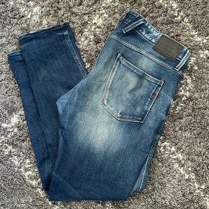 Replay jeans - Tja säljer dessa riktigt feta Replay jeansen size 34 sitter lite mindre, inge defekter. Nypris 1600kr mitt pris 449kr