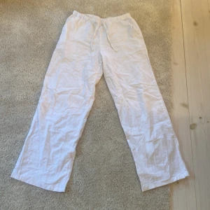 Linnebyxor  - Säljer linnebyxor ifrån Gina tricot i storlek 146/152. Använda ungefär 1-2 gånger och väldigt bra skick.