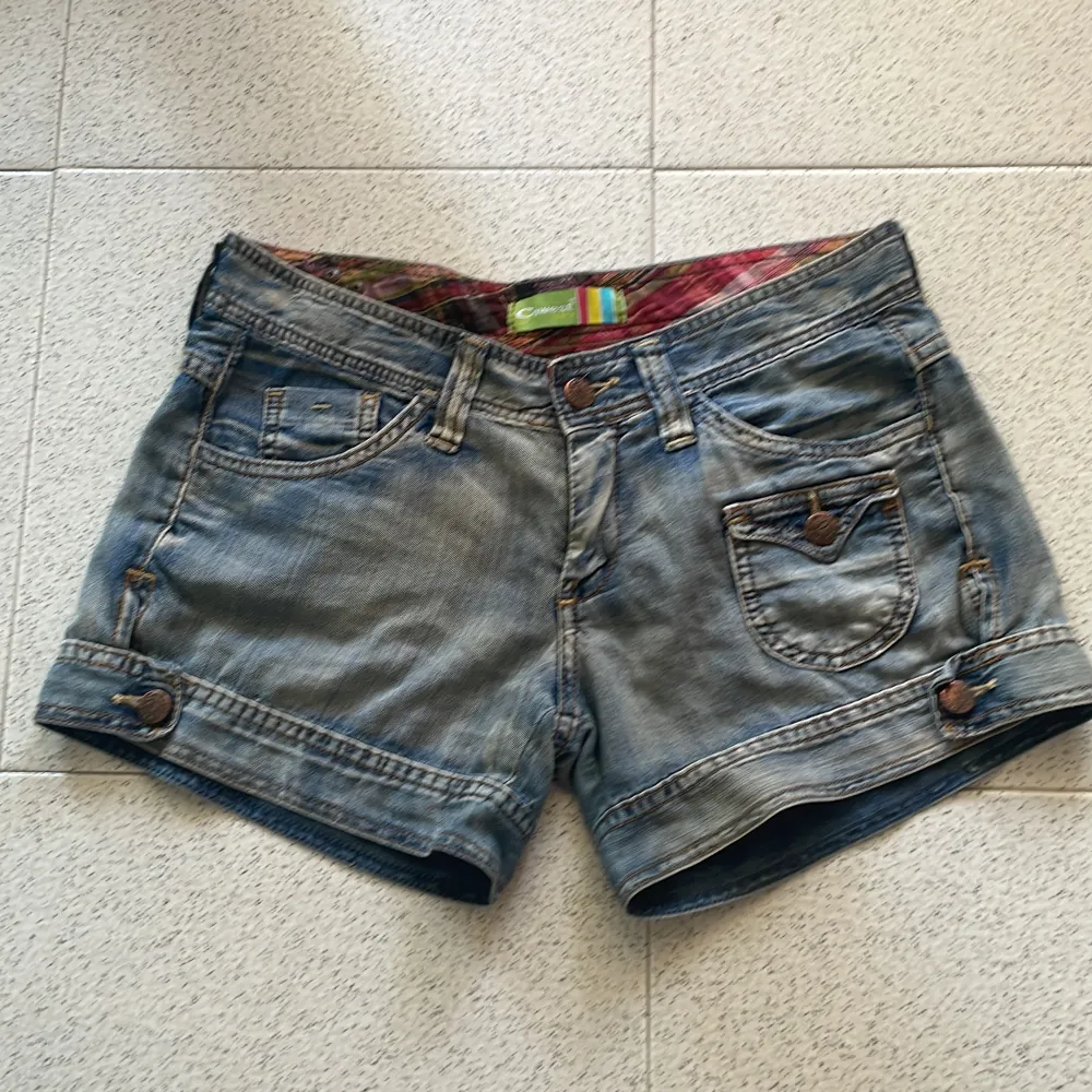 Snygga jeansshorts köpta i Spanien, strl 36. Säljer pga fel storlek🥹  Endast provade. Shorts.