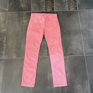 Rosa jeans - Rosa skinny Lågmidjade jeans i strl 150: xxs-xs. Aldrig använda men utan prislapp. De är från United colors och bennetton. De är strechiga och fina med glittriga bak fickor.