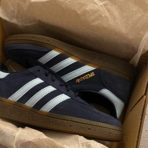 adidas spezials  - säljer mina spezials som köptes för någon månad sen då dom tyvärr inte kommer till användning. skorna är i mycket bra skick och är endast använda ett fåtal gånger🔥💕 köptes för ungefär 1300