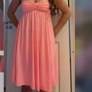 SUPER SÖT sommarklänning - Säljer min super söta rosa sommarklänning från Gina. Den använts 2 gånger och är i nästan oanvänt skick. Storlek S och passar någon som också har M i storlek. Klänningen säljs inte längre. Skriv om ni undrar något!🥰💞