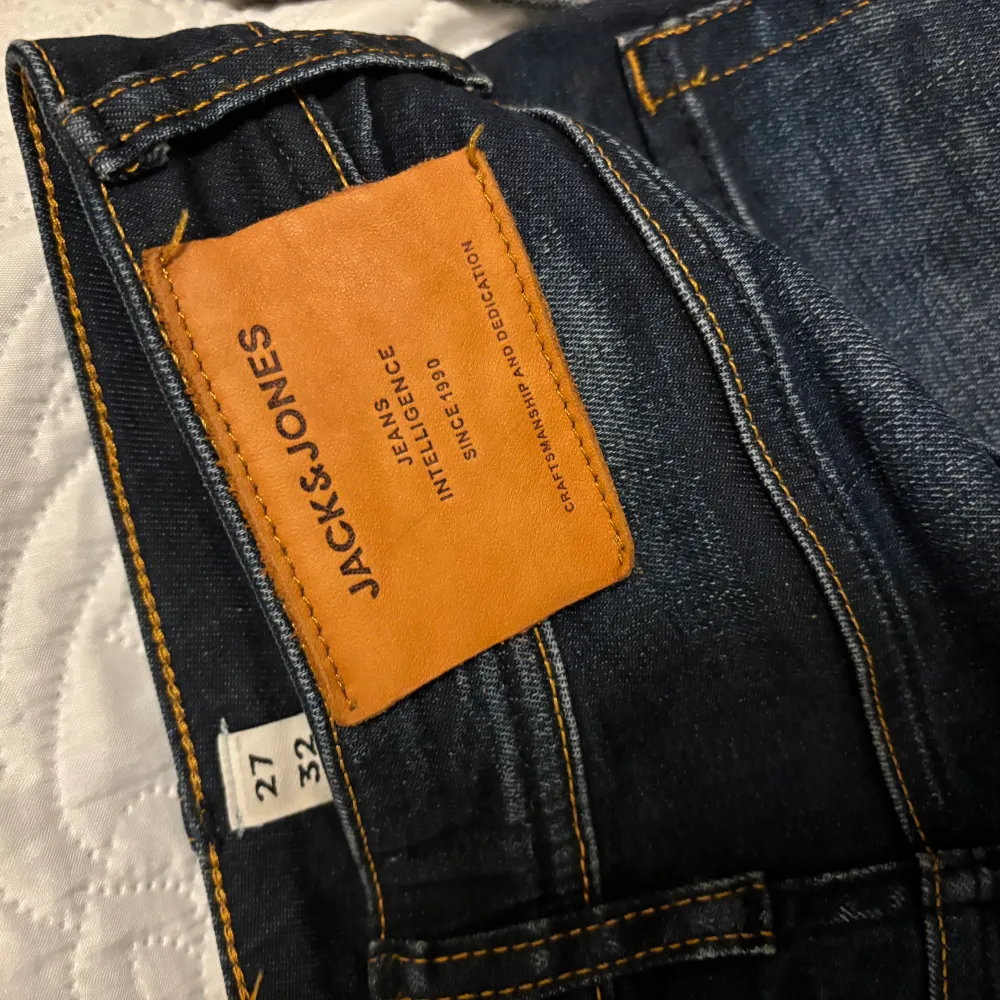 Jack n Jones jeans Strlk 27W 32L Perfekt skick utan fel, sitter väldigt bra till storlek och passar bra till massa outfits! Orginalpris 699kr. Jeans & Byxor.