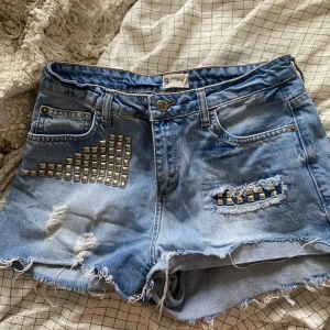Jeans shorts  - Jätte fina jeans shorts med nitar från Gina Tricot. Nästan helt oanvända💞
