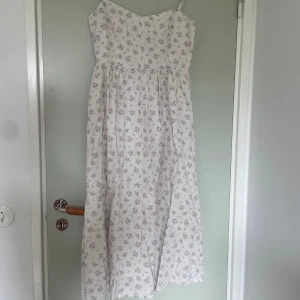 klänning med blommor  - Jättefin blommig klänning från H&M. Använd en gång, storlek S💖