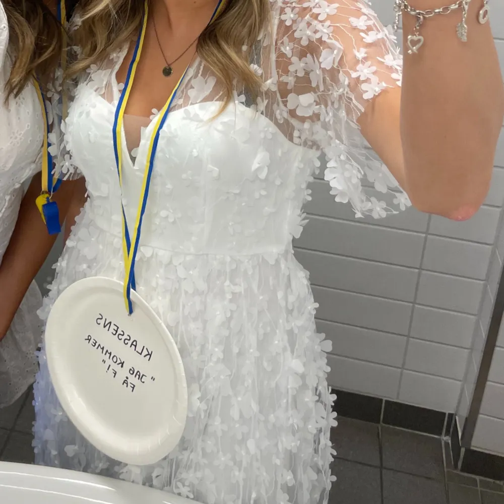 Vit klänning ifrån bubbelroom endast använd en gång och inga defekter. Super snygg🤍. Mekot.
