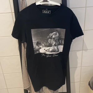 Mister tee t shirt - Inte använt så mycket och nästan som ny. Slutsålt just nu. Hör av dig för mer frågor!