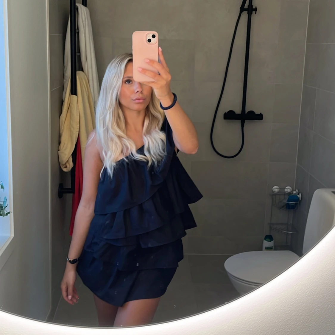 One shoulder klänning