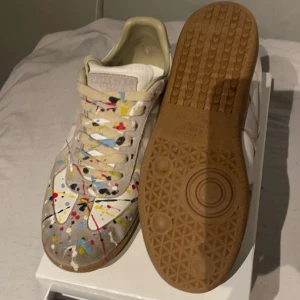 MAISON MARGIELA - Säljer par jävligt feta och efter frågade MAISON MARGIELA skor. Strl 42 men är stor som en 43. Nästan aldrig använda. Nypris: 7500  Mitt pris: 3999 