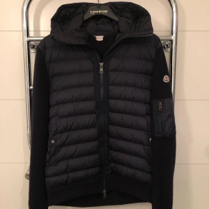 Moncler cardigan TRICOT - Moncler cardigan TRICOT NAVY- 9/10 skick-XL/L- 4399kr