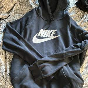 En Nike hoodie som inte används längre strl L, den är som en oversize 🌸