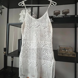 Virkad klänning - Jättefin virkad strandklänning som passar perfekt med en bikini under. I jättefint skick, stretchigt materiel och storlek S men passar nog både större och mindre. 