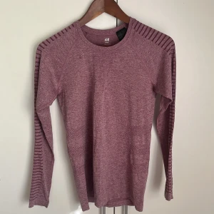 Träningströja - Träningströja i jättebra skick! Är i storlek M men passar på mig som har storlek xs/s. Pris kan diskuteras.   Obs! Köparen betalar frakt.