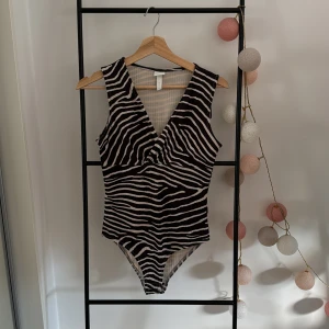 Body  - Snygg body från H&M Använd några tillfällen 
