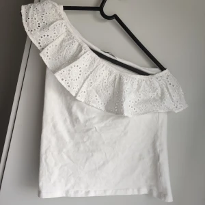 One shoulder topp - Säljer den här One shoulder toppen från Lindex pga att den inte kommer till användning. Produkten är i nyskick och oanvänd. Hund i hemmet!