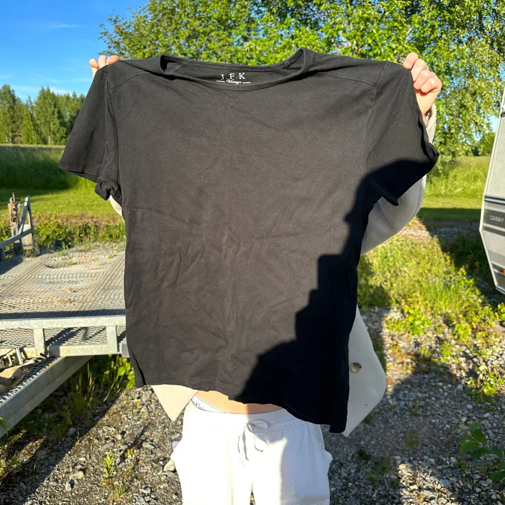 Svart. T-shirts.