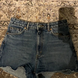 monki jeansshorts - Supersköna midwaist shorts från monki, säljer då jag ej använder tillräckligt!! 