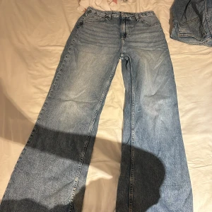 H&M jeans - Ett par jeans från H&M i storlek 170 dem är adjustable waist vilket innebär att man kan välja lite vilken midja man vill ha! 