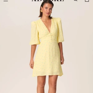 Adoore klänning - Säljer nu min Adoore klänning “Fontana mini dress” Storlek 44 (liten i storlek)  Sitter bra på någon som har M. Köpt för 1400kr och endast använd en gång så den är som ny 😊  (Slutsåld på hemsidan) 