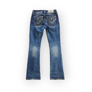 Miss Me bootcut jeans - Miss Me bootcut jeans, storlek 28 US, vilket passar ungefär S. Midjemått 39 cm, Innerben 80 cm. Mycket bra skick, inga defekter förutom att de är lite slitna längst ned, vilket inte märks. Fråga gärna om fler bilder 💕