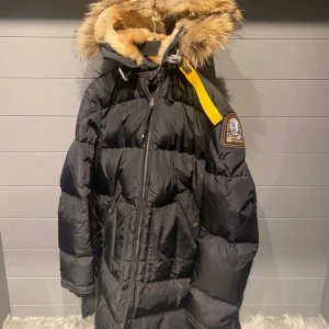 Parajumper - Hej, säljer denna parajumper jackan för dam. Perfekt för vintern och skönt material. Vid frågor eller funderingar hör gärna av er. Ny pris runt 6000kr