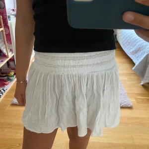 Vit kjol - Super söt vit kjol, storlek S🌸