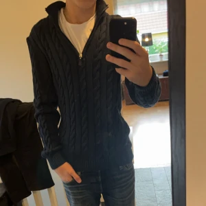 Felix Hardy half zip - Säljer min Felix Hardy half zip. Köpt på zalando för runt 1000. Skick 9,5/10. Modellen är 180 cm och väger 61 kg.