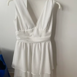 Vit klänning  - En vit klänning i storlek xs från Shein, använd en gång till studenten 😇