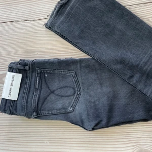 LOW WAIST BOOTCUT JEANS - Lågmidjade utsvängda jeans från Calvin Klein ☀️ Använda men i gott skick ❤️Skriv för fler frågor eller bilder - kan även mötas upp i Stockholm 💕