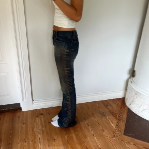 Lågmidjade jeans - Midjemått(rätt över): 33 Innerbenslängd: 83 Modellen är: 170  Skriv om ni har några frågor💗//Perfectjeans
