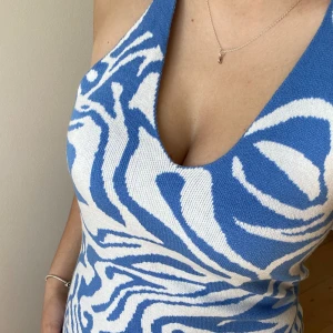 Blå zebra-mönstrad klänning - Zebra mönstrad halterneck klänning. Väldigt skön och töjbar material. 